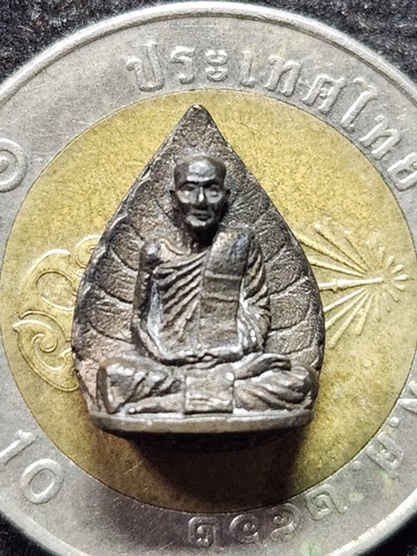 วัดเนินตามาก จังหวัดชลบุรี  เหรียญหล่อพิมพ์หยดน้ำ หลวงปู่ม่น ธัมมจิณโณ ปี 2533  พิมพ์เล็ก