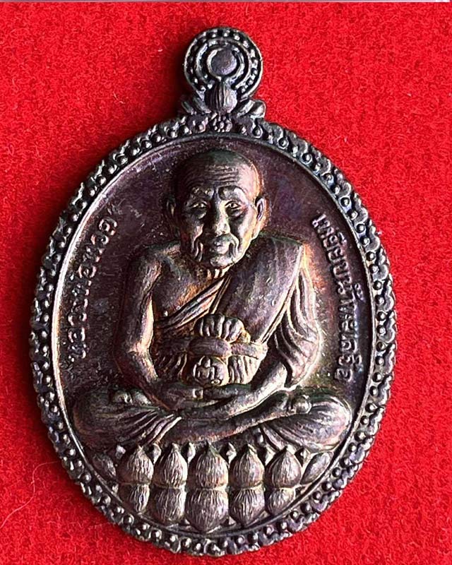 หลวงพ่อทวดเปิดโลก หลวงปู่ทิมวัดพระขาว อยุธยา ปี 46 กะไหล่ทอง ตอกโค๊ด ชมรมศิษย์เก่าดนตรีไทย