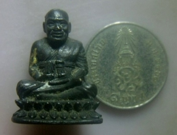 **เบา​ๆ​**รูปหล่ออุดกริ่งบัวรอบ หลวงปู่ทวด เนื้อทองผสม เก่าๆ**สวยๆ เชิญชมครับ