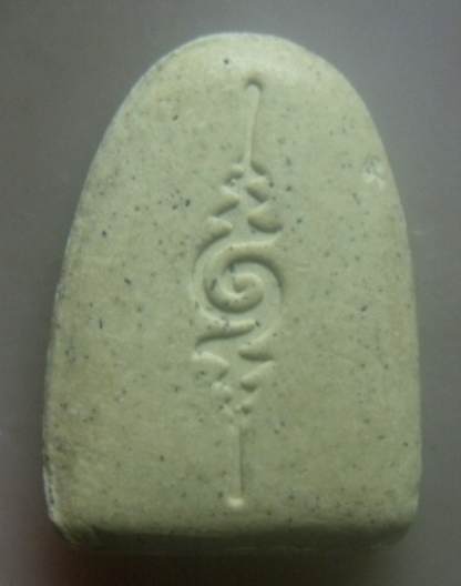 **เบาๆ**พระผงรูปเหมือน หลวงพ่อแช่ม วัดตาก้อง พิมพ์รูปเหมือนทับปืนไขว้ จ.นครปฐม**หลังยันต์ สวยๆ