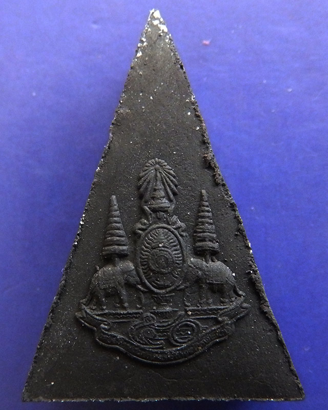 10.พระกำลังแผ่นดิน พิมพ์ใหญ่ มวลสารจิตรลดา (เนื้อดำ) ในหลวงครองราชครบ 50 พรรษา พ.ศ. 2539 พร้อมกล่อง