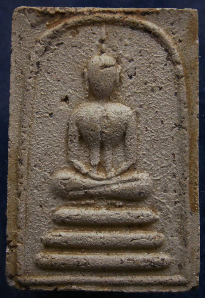 พระสมเด็จฐาน 3 ชั้น พิมพ์อกร่องหูใหญ่ เนื้อผงจินดามณีหลังเรียบ มีเคลือบ หลวงปู่ทิม วัดละหารไร่ ประธา