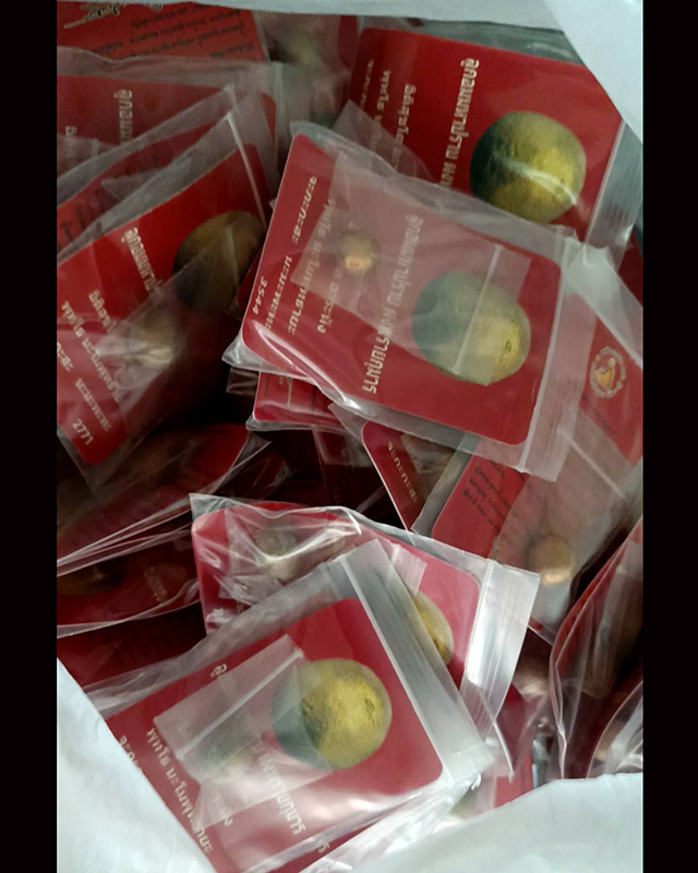 19.ลูกอมมหาปราบ ผงพรายกุมาร หลวงปู่ทิม วัดละหารไร่ พ.ศ. 2557 + ใบแนบ “กองบังคับการปราบปราม” จัดสร้าง