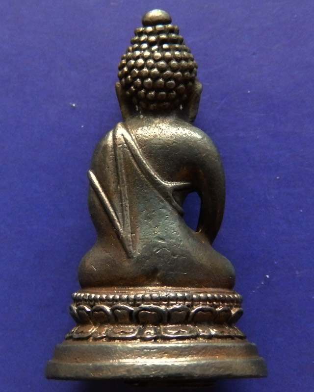 3.กริ่งพระพุทธนวมหาราชายุจฉับปริวัตนมงคล ในหลวงครบ 6 รอบ จัดสร้างโดยสำนักนายกรัฐมนตรี พ.ศ. 2542