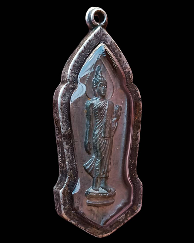 พระลีลา 25 พุทธศตวรรษ เนื้อชิน มีเข็ม หลังเรียบนิยม ผิวกระจก เลี่ยมเงิน