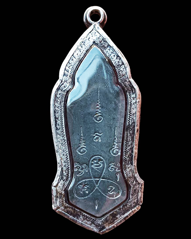 พระลีลา 25 พุทธศตวรรษ เนื้อชิน มีเข็ม หลังเรียบนิยม ผิวกระจก เลี่ยมเงิน