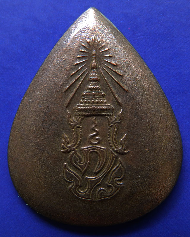 12.พระพุทธสิงหธรรมมงคล หลังภปร. เนื้อนวโลหะ พิธีใหญ่ วัดบวรฯ-วัดพระแก้ว พ.ศ. 2547 กล่องเดิม