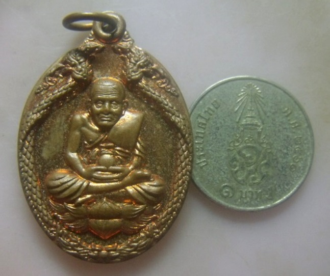 **เบา​ๆ​**เหรียญหลวงปู่ทวดนั่งบัวข้างพญานาคคู่ หลังพระพรหมสี่หน้า**สวยๆ