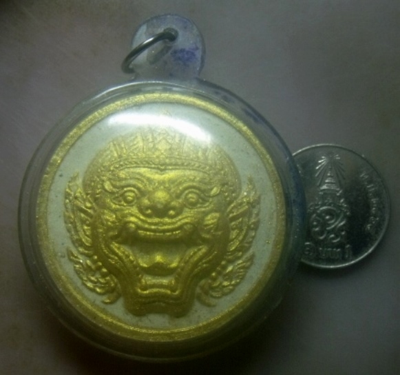 **เบาๆ**หนุมาน เนื้อผงปัดทอง รุ่นไหว้ครู หลวงพ่อพูล วัด่ไผ่ล้อม จ.นครปฐม ปี ๒๕๕๔**เลี่ยมสวยพร้อมใช้