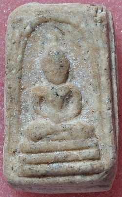 *พิมพ์คะแนนจิ๋ว ฐานสามชั้น หลังยันต์ครู เนื้อผง หลวงปู่เผือก วัดกิ่งแก้ว สมุทรปราการ ปี๒๔๙๖*