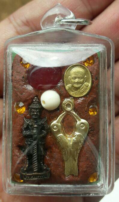 สมเด็จพิมพ์ไกเซอร์ เนื้อหินสีหยกแกะ หลวงปู่หงษ์ พรหมปัญโญ ด้านหลังจัดเต็ม จ.สุรินทร์ เคาะเดียว