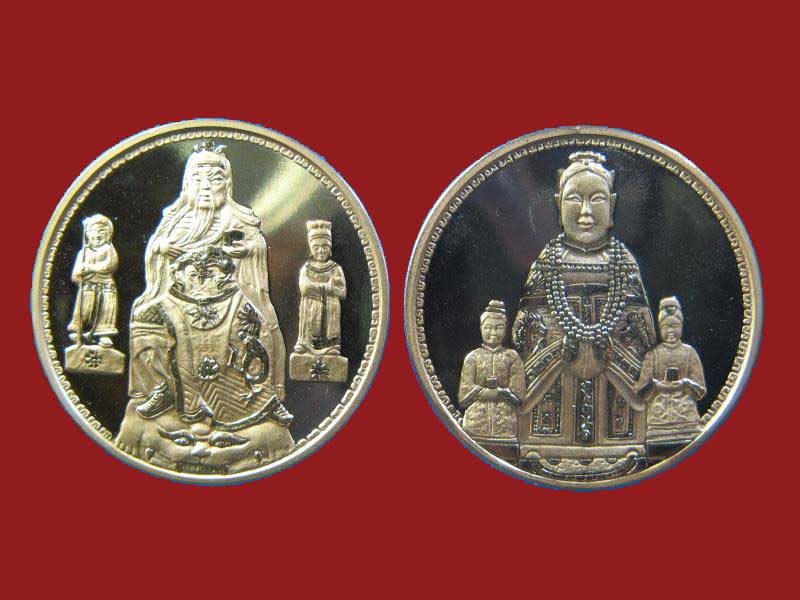 $ เหรียญรุ่นฉลองเปิดศาลกะแดะ สุราษฎร์ธานี ปี ๒๕๓๙ ( เนื้อทองแดงนอกขัดเงา พ่นทราย ๒ เหรียญ )