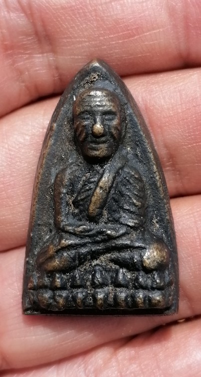 หลวงปู่ทวดพิมพ์หลังเตารีด ปี 05 วัดคอกหมู โค๊ดหมู 1 ตัว พิธีเดียวกับวัดช้างให้ ปี 05 เคาะเดียว   