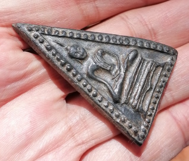 พระพุทธพิมพ์สามเหลี่ยม​ ซุ้มไข่ปลา เนื้อผงใบลาน​ หลวงพ่อกวย ออกวัดหนองอีดุก เคาะเดียว    