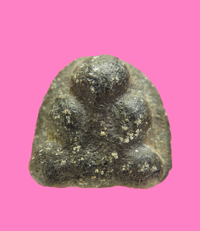 พระปิดตามหาอุต เนื้อผงผสมว่าน สูงประมาณ 1 ซม.