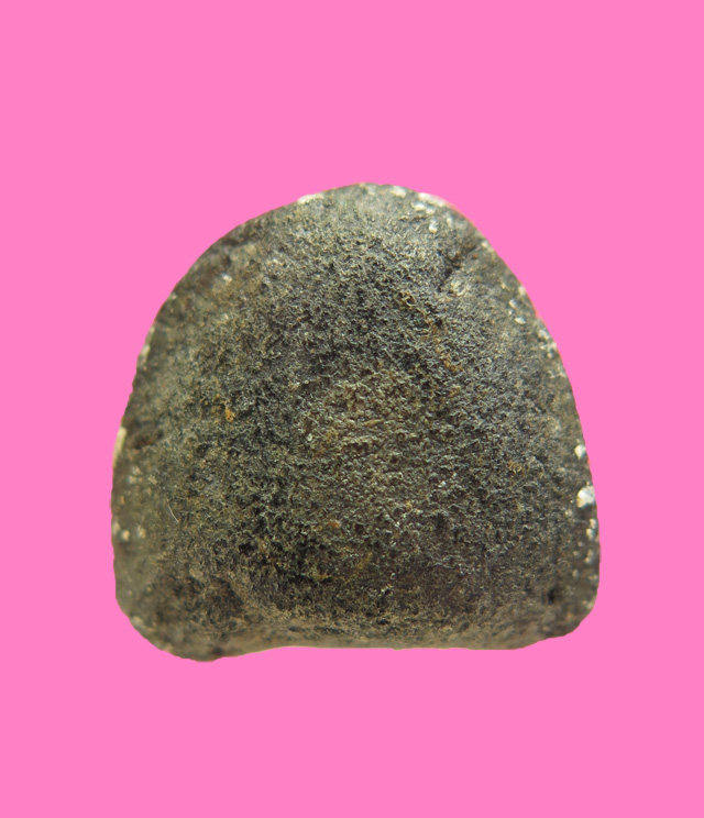 พระปิดตามหาอุต เนื้อผงผสมว่าน สูงประมาณ 1 ซม.