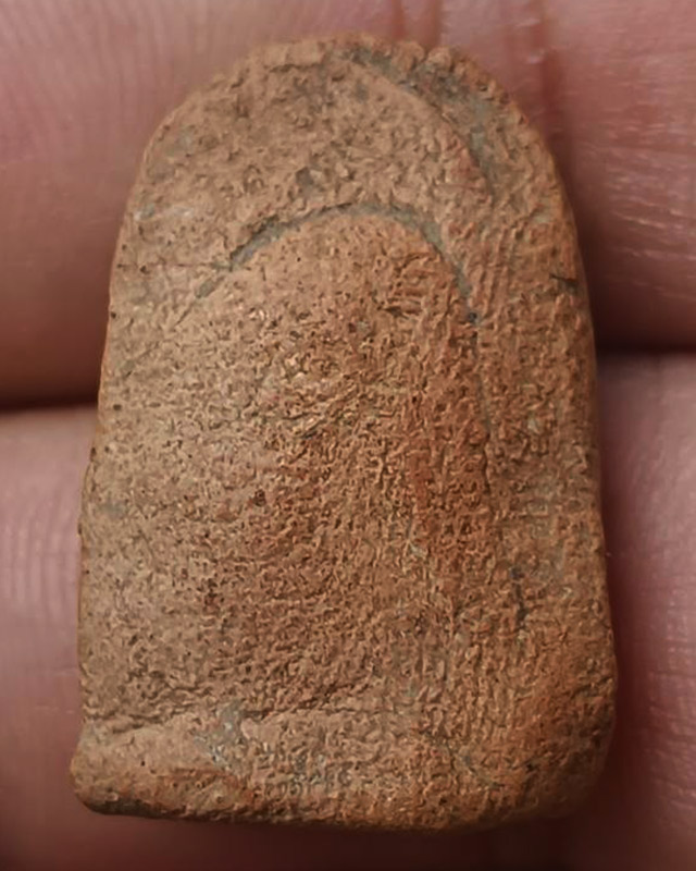 พระพิมพ์ซุ้มกอ เนื้อดิน ขนาดสูงประมาณ 2.8 ซ.ม.เก่าเก็บหลายสิบปี ไม่ทราบเกจิสร้าง