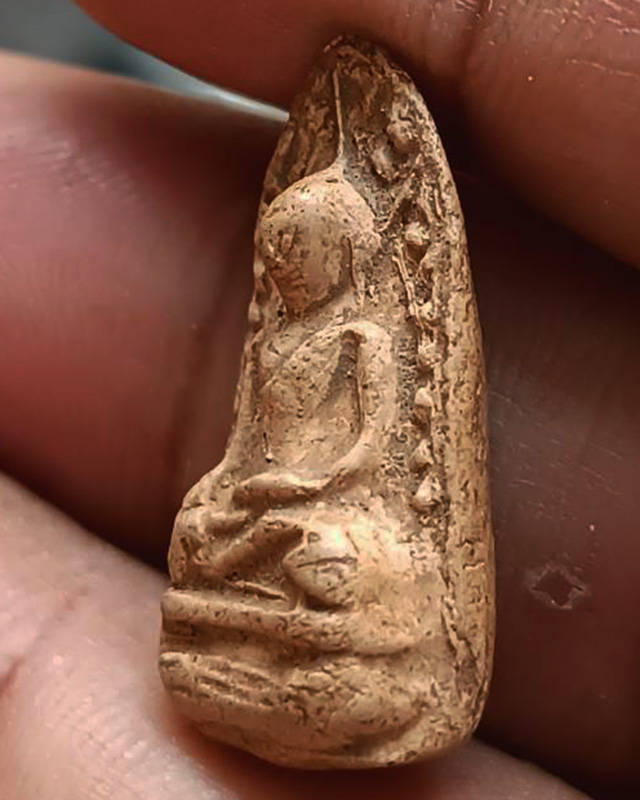 พระรอดเนื้อดิน พระบ้านเก่าเก็บหลายสิบปี ไม่ทราบเกจิท่านใดสร้าง ขนาดสูง 2.5 ซ.ม.