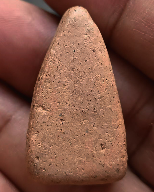 พระเนื้อดินพิมพ์ทรงคุ้นตา สูง 3.5 ซ.ม. พระบ้านเก่าเก็บหลายสิบปี ไม่ทราบกรุ-เกจิที่สร้าง