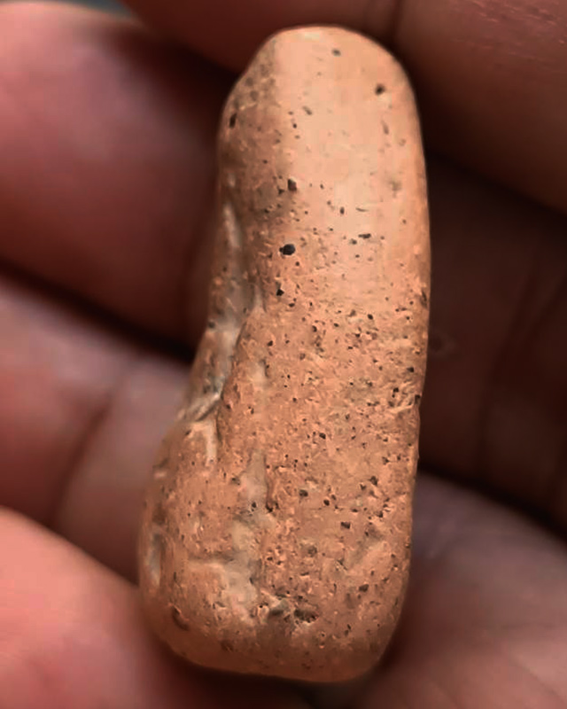 พระเนื้อดินพิมพ์ทรงคุ้นตา สูง 3.5 ซ.ม. พระบ้านเก่าเก็บหลายสิบปี ไม่ทราบกรุ-เกจิที่สร้าง