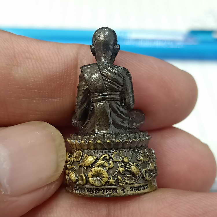 รูปหล่อฐานปูปลา รุ่นบารมี 88 หลวงพ่อรวย วัดมาบตาพุด จ.ระยอง องค์รมดำ ฐานซาติน ตะกรุด 1 ดอก