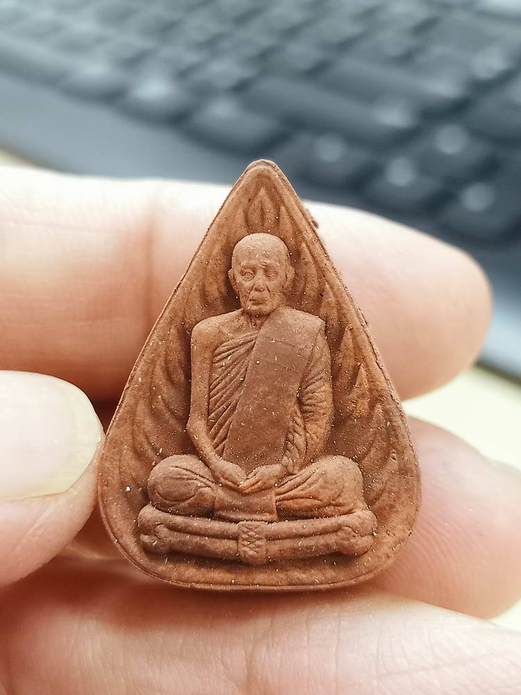 4-747 พระผงน้ำมันใบโพธิ์ รุ่นโพธิ์เจริญทรัพย์ หลวงปู่โต๊ะ วัดถ้ำสิงโตทอง ราชบุรี 2567 กล่องเดิม