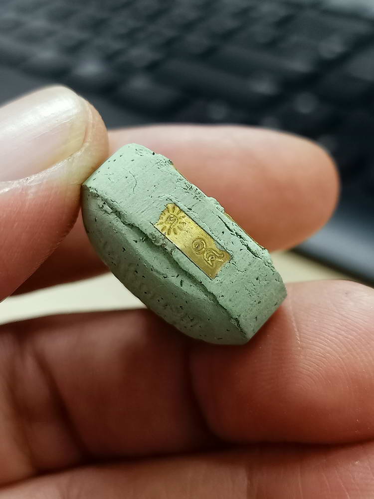 4-748 พระผงน้ำมันใบโพธิ์ รุ่นโพธิ์เจริญทรัพย์ หลวงปู่โต๊ะ วัดถ้ำสิงโตทอง ราชบุรี 2567 กล่องเดิม