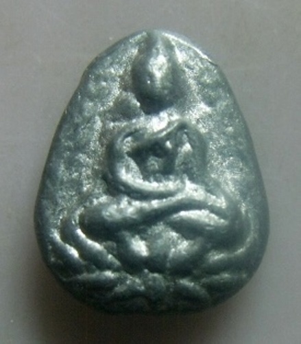 **เบาๆ**พระพุทธกลีบบัว เนื้อชินตะกั่ว เก่าๆ ไม่ทราบที่**สวยๆ เชิญชมครับ