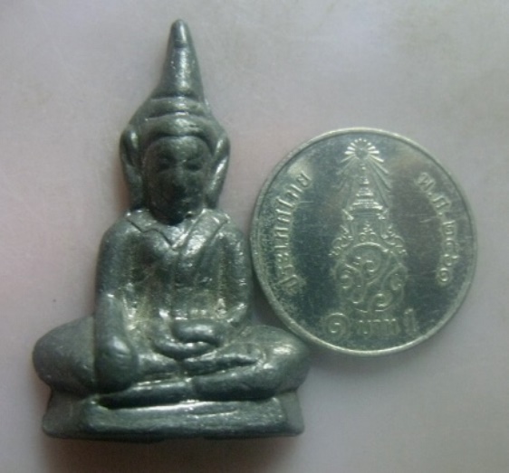 **เบาๆ**พระท่ากระดานเนื้อชินตะกั่ว เก่าๆ ไม่ทราบที่**สวยๆ เชิญชมครับ 