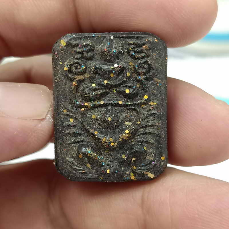 รุ่นแรก พระผงเจ้าสัว 5 แผ่นดิน ทีม 11 เสือสร้าง หลวงพ่อพัฒน์ วัดห้วยด้วน จ.นครสวรรค์ เนื้อผงว่านดำ