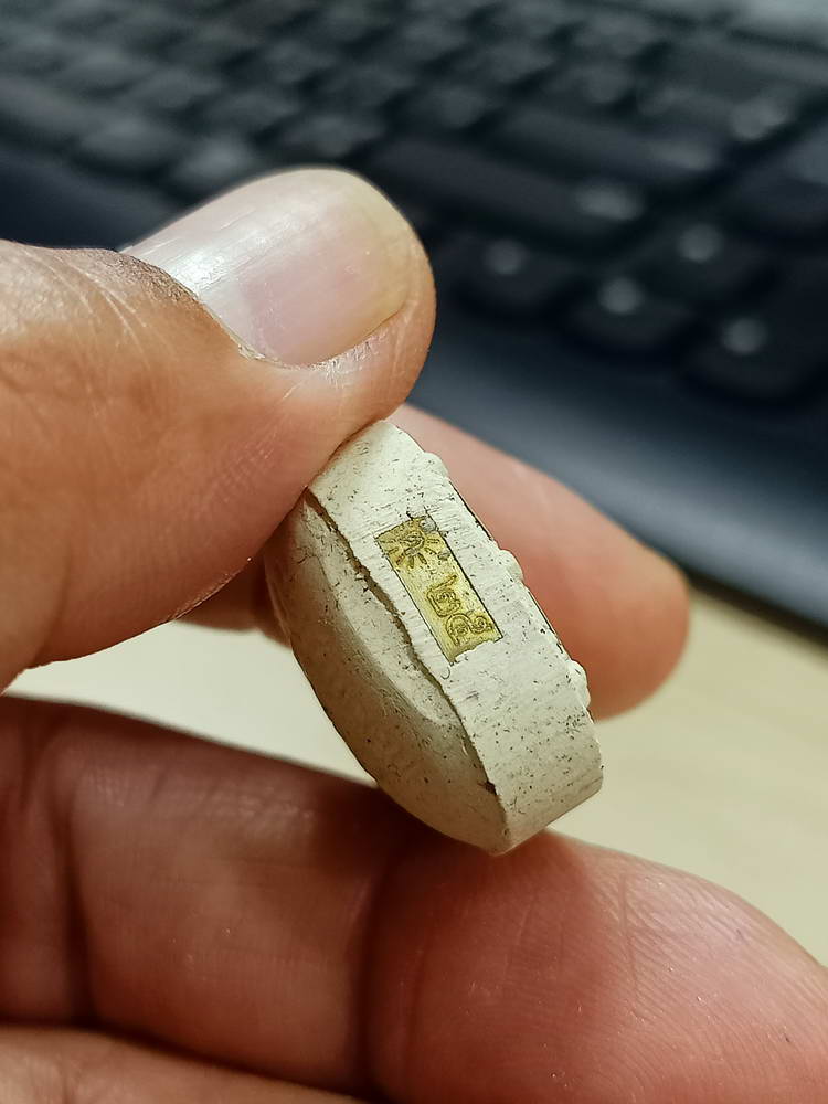 4-751 พระผงน้ำมันใบโพธิ์ รุ่นโพธิ์เจริญทรัพย์ หลวงปู่โต๊ะ วัดถ้ำสิงโตทอง ราชบุรี 2567 กล่องเดิม