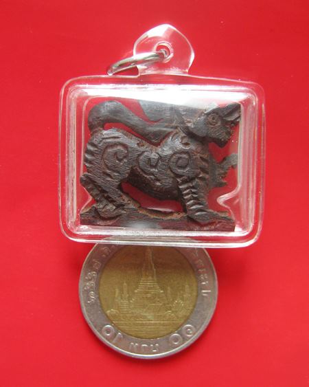 สิงห์แกะจากไม้งิ้วดำ หลวงพ่อแล วัดพระทรง จ.เพชรบุรี สร้างปี 2536