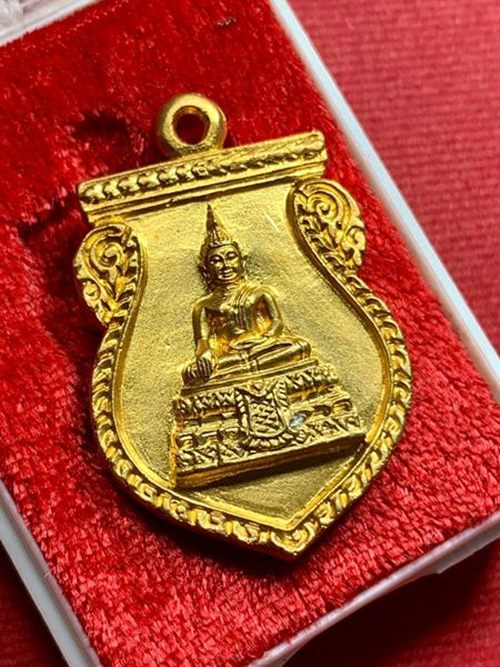 	เหรียญหล่อ หลวงพ่อวัดไร่ขิง พิมพ์เสมา เนื้อทรายทอง วัดไร่ขิง จ.นครปฐม สวย เป๊ะ พร้อมกล่อง