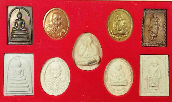 พระชุดรุ่นประทานพร หลวงปู่เหรียญ วรลาโภ วัดอรัญญบรรพต จ.หนองคาย ปี2539