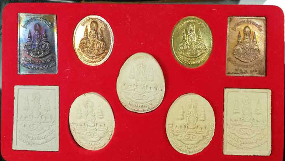 พระชุดรุ่นประทานพร หลวงปู่เหรียญ วรลาโภ วัดอรัญญบรรพต จ.หนองคาย ปี2539