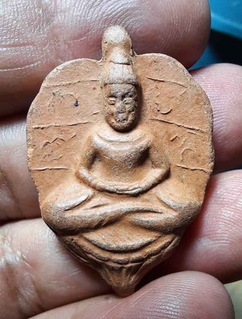 พระโพธิจักรใบโพธิ์เนื้อดิน หลวงพ่อลี วัดอโศการาม ปี2500 พร้อมใบรับรอง เคาะเดียว