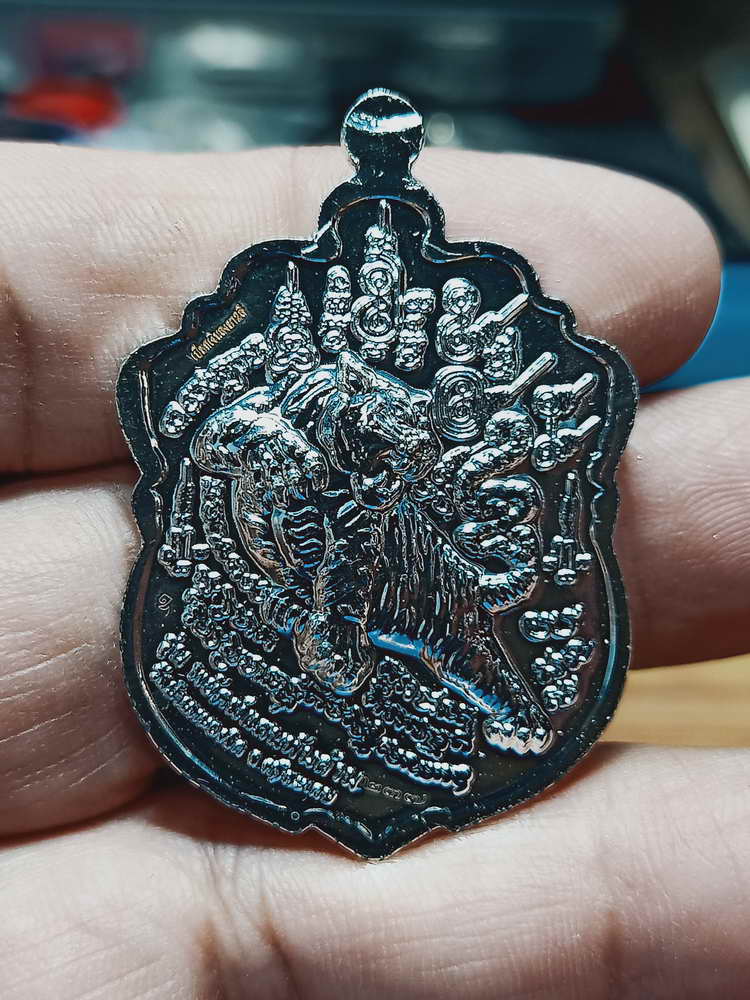 4-85 เหรียญเสมาหัวเสือ รุ่นพยัคฆ์แสนล้าน หลวงปู่แสน วัดบ้านหนองจิก จ.ศรีสะเกษ ปี 2562 กล่องเดิม