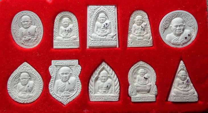 ชุดพระผงหลวงปู่ทิม วัดพระขาว จ.อยุธยา ปี 2540 เนื้อผงสีขาวโรยแร่พลอยแดงทุกองค์ พร้อมกล่องเดิมจากวัด