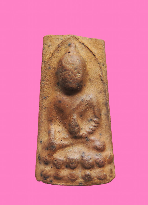 พระชัยวัฒน์ครึ่งซีก พิมพ์ใหญ่เนื้อดิน เจ้าคุณศรี (สนธิ์) วัด สุทัศน์ ปี 2484