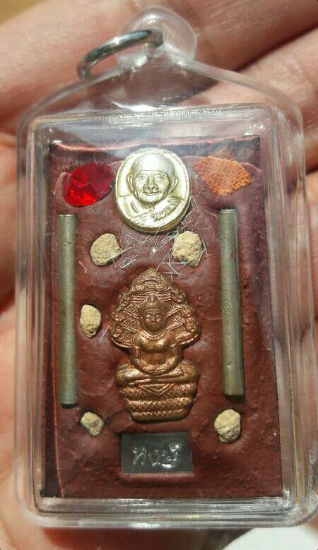 พระสมเด็จ 9 ชั้นไม้งิ้วดำ หลวงปู่หงษ์ พหรมปัญโญ สุสานทุ่งมน จ.สุรินทร์ ปี 2555 เคาะเดียว   