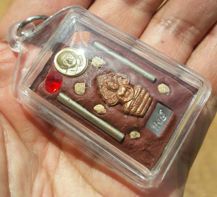 พระสมเด็จ 9 ชั้นไม้งิ้วดำ หลวงปู่หงษ์ พหรมปัญโญ สุสานทุ่งมน จ.สุรินทร์ ปี 2555 เคาะเดียว   