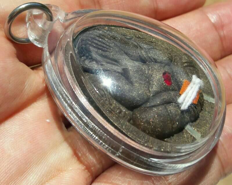 พระปิดตาปิดทวารโรยผงตะไบ เนื้อว่านดำ หลวงพ่อเมียน วัดบางจะเนียง จ.บุรีรัมย์ เคาะเดียว