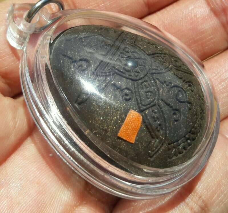 พระปิดตาปิดทวารโรยผงตะไบ เนื้อว่านดำ หลวงพ่อเมียน วัดบางจะเนียง จ.บุรีรัมย์ เคาะเดียว