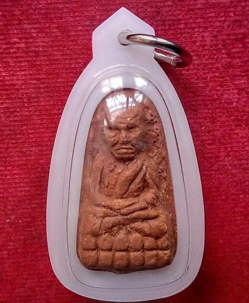 หลวงปู่ทวด วัดห้วยมงคล ปี49 เนื้อว่านสบู่เลือด ว่านเสน่ห์จันทร์แดง หลังข้าวสารหิน...เคาะเดียวแดง...