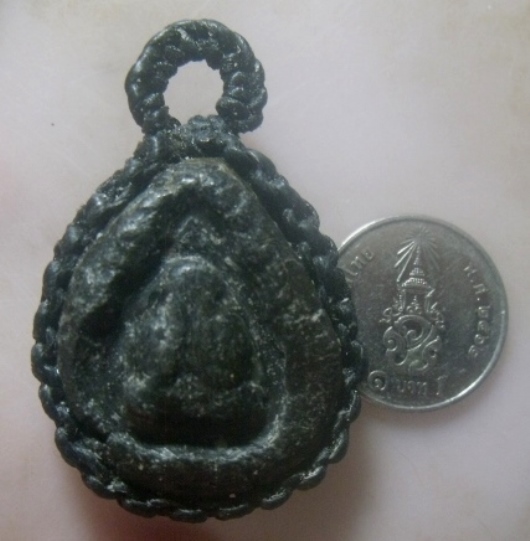 **เบาๆ**พระปิดตามหาลาภ เนื้อผงคลุกรัก เก่าๆ เนื้อหยุบหยับ ไม่ทราบที่**เนื้อจัด ถักเชือกสวยพร้อมใช้