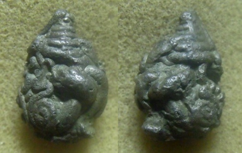 **เบาๆ**พระปิดตาพิมพ์สอดเข่า เนื้อสำริด หลังยันต์ เก่าๆ ไม่ทราบที่**เนื้อจัด สวยๆ เชิญชมครับ