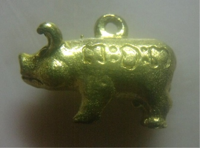 **เบาๆ**พญาหมูมหาลาภโภคทรัพย์ มีอักขระยันต์รอบตัว ไม่ทราบที่เก่าๆ**กะไหล่ทอง สวยๆ เชิญชมครับ