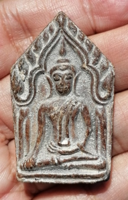 พระขุนแผนหลังแม่ธรณีบีบมวยผม​ หลวงพ่อกวย​ วัดโฆษิตาราม​ เนื้อดิน​ ยุคต้น​ เคาะเดียว    