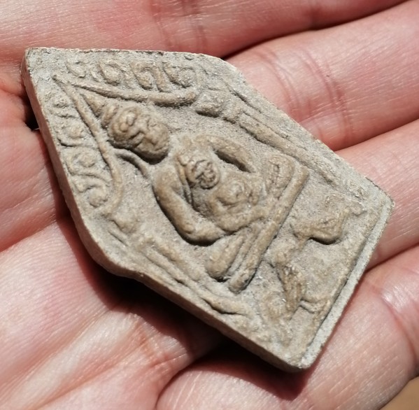 พระขุนแผนนั่งไก่คู่​ อุ้มกุมาร​ หลวงพ่อกวย​ วัดโฆษิตาราม​​ เนื้อผงพุทธคุณ ยุคต้น​ เคาะเดียว    