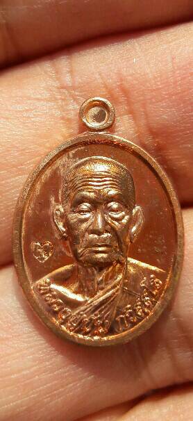 เหรียญเม็ดแตง หลวงปู่ปั่น วัดหนองกระทุ่ม ไตรมาส ๖๒ เนื้อทองแดง จ.นครปฐม พร้อมกล่องเดิม เคาะเดียว(16)